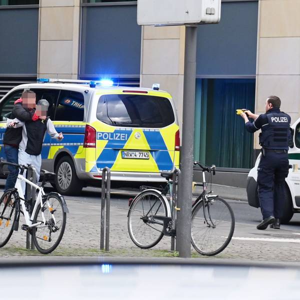 Hier bedroht der Täter den 15-jährigen Jungen in der Kölner Innenstadt. Ein Polizist hat seinen Taser gezückt.