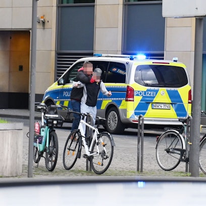 Hier bedroht der Täter den 15-jährigen Jungen in der Kölner Innenstadt. Ein Polizist hat seinen Taser gezückt.