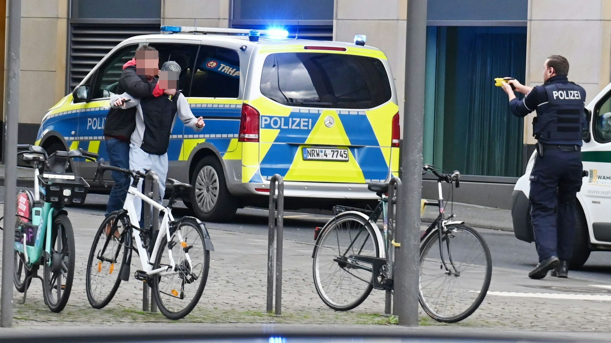 Hier bedroht der Täter den 15-jährigen Jungen in der Kölner Innenstadt. Ein Polizist hat seinen Taser gezogen.