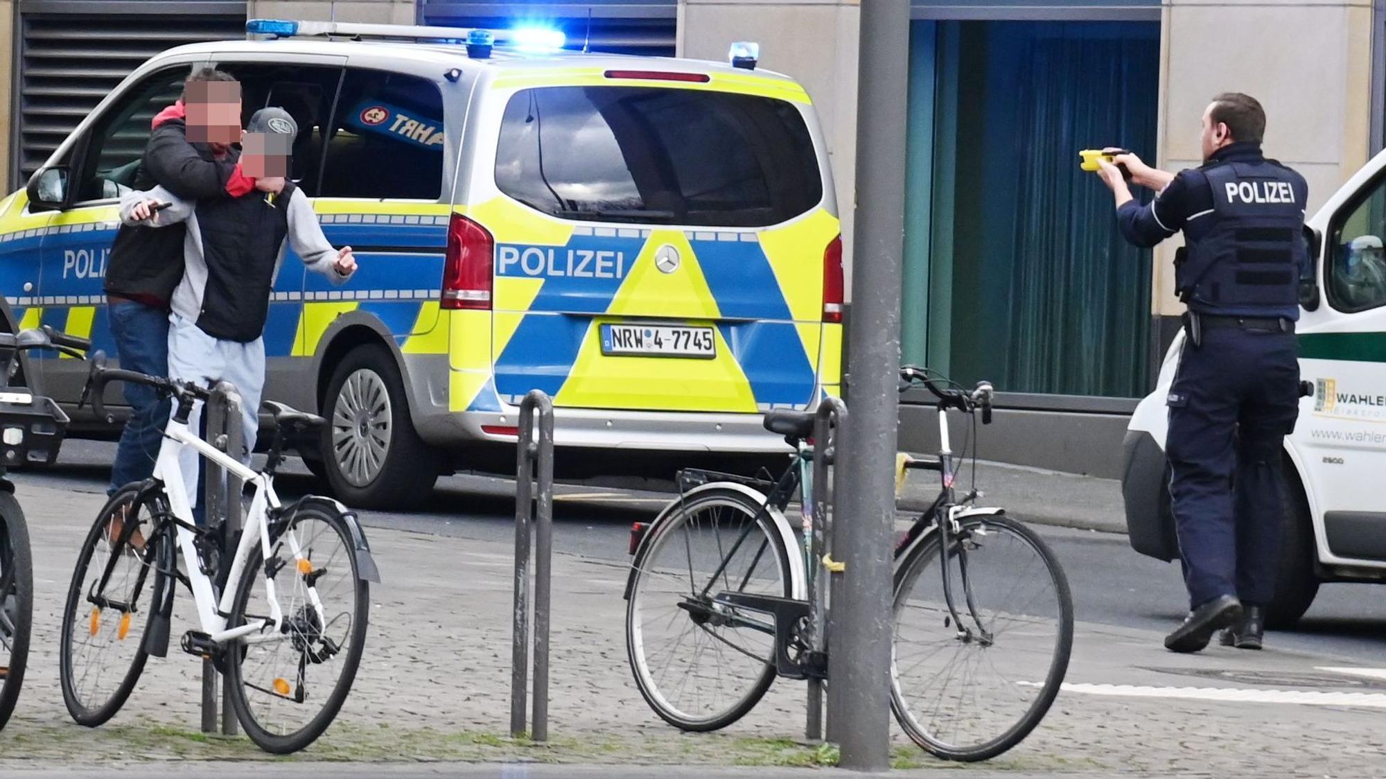 Hier bedroht der Täter den 15-jährigen Jungen in der Kölner Innenstadt. Ein Polizist hat seinen Taser gezogen.