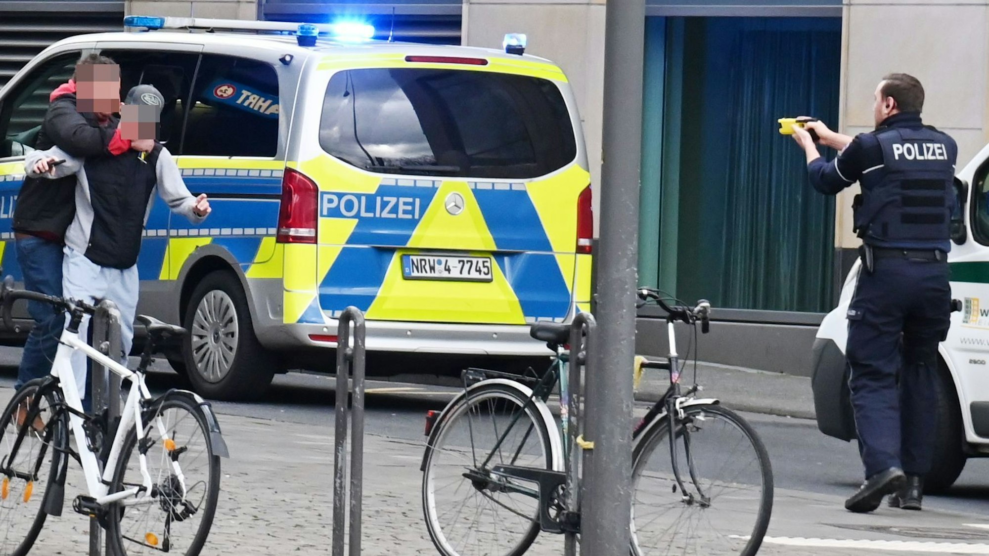 Hier bedroht der Täter den 15-jährigen Jungen in der Kölner Innenstadt. Ein Polizist hat seinen Taser gezückt.