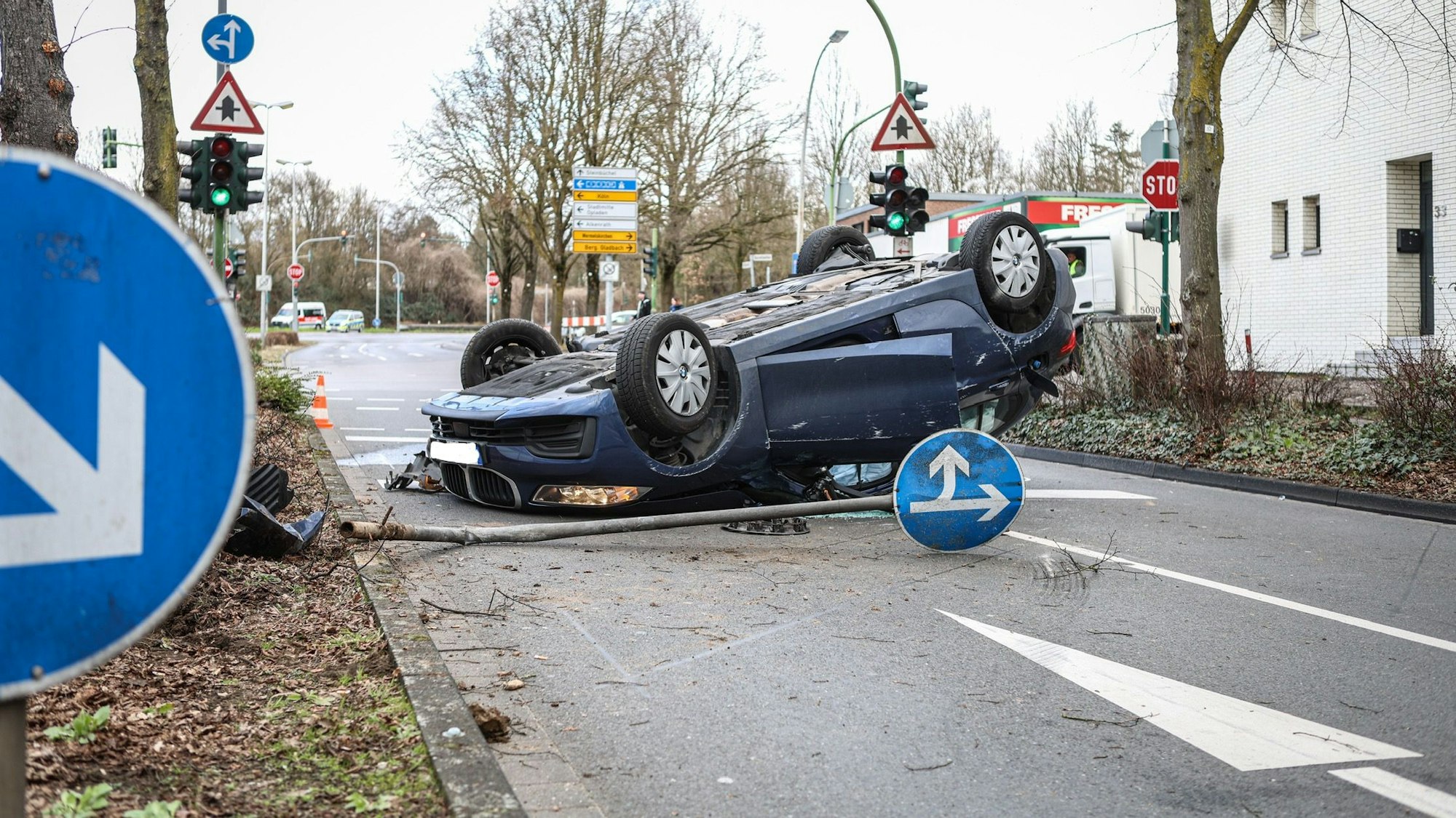 Am Mittwochnachmittag ist es auf der Oulustraße in Höhe der Bushaltestelle Gezelinallee zu einem schweren Verkehrsunfall gekommen.