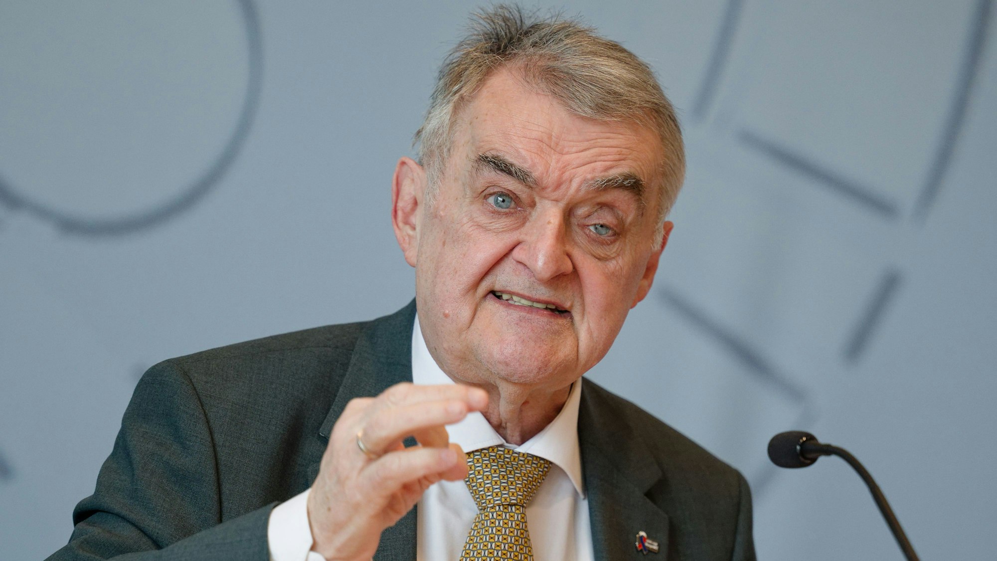 Herbert Reul Innenminister von Nordrhein-Westfalen (CDU) spricht bei der Vorstellung der polizeilichen Kriminalstatistik für 2024.