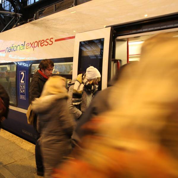 Pendler steigen in Köln im Hauptbahnhof aus dem Regionalzug