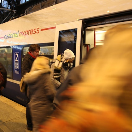 Pendler steigen in Köln im Hauptbahnhof aus dem Regionalzug