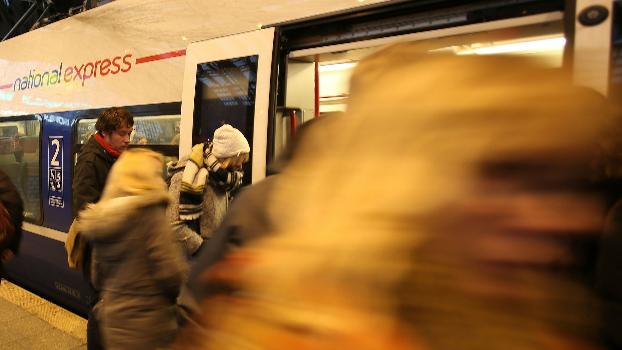Pendler steigen in Köln im Hauptbahnhof aus dem Regionalzug
