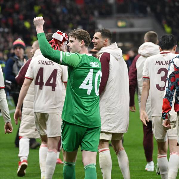 Jonas Urbig feiert mit den Spielern von Bayern München den Einzug ins Viertelfinale der Champions League.