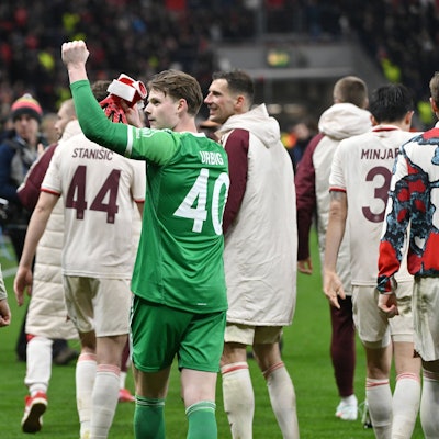 Jonas Urbig feiert mit den Spielern von Bayern München den Einzug ins Viertelfinale der Champions League.
