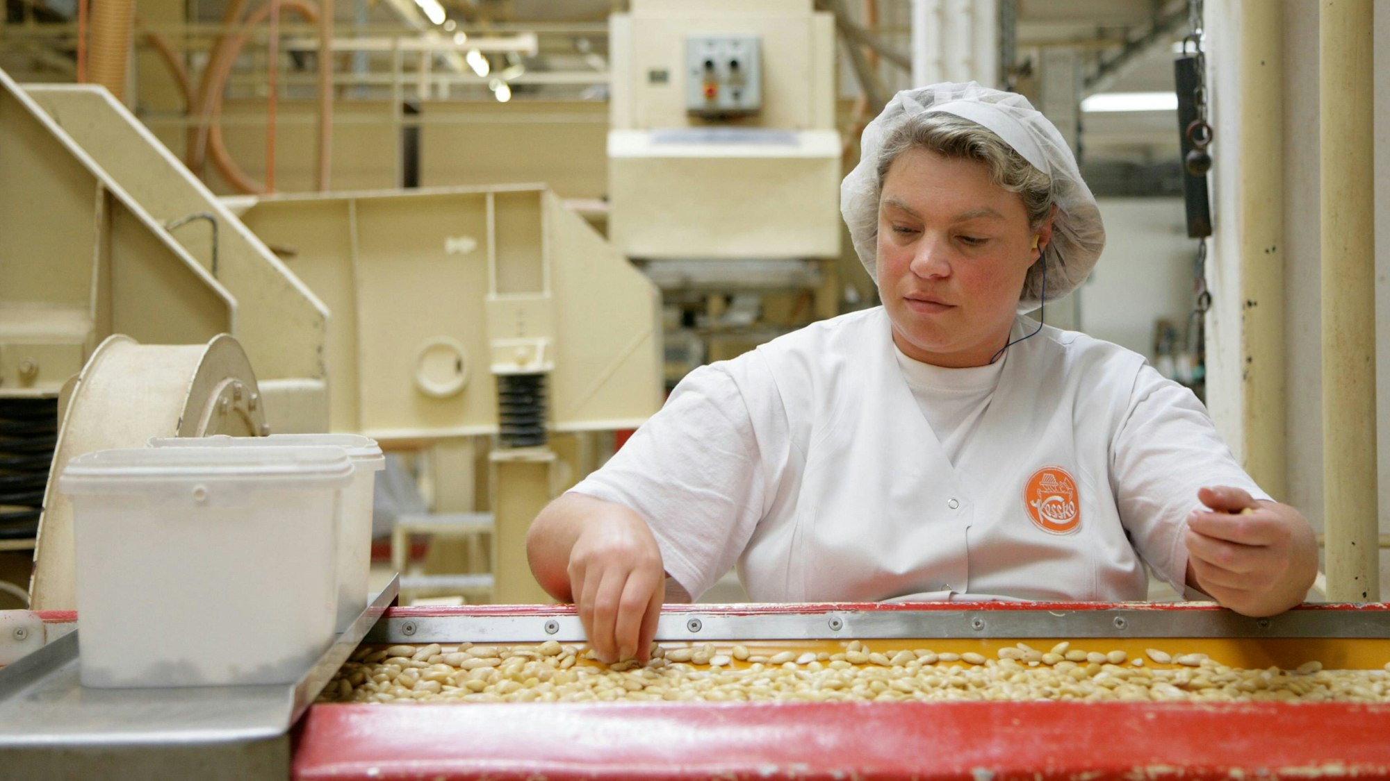 Eine Mitarbeiterin in der Süßwarenfabrik in Bonn (Archivfoto).
