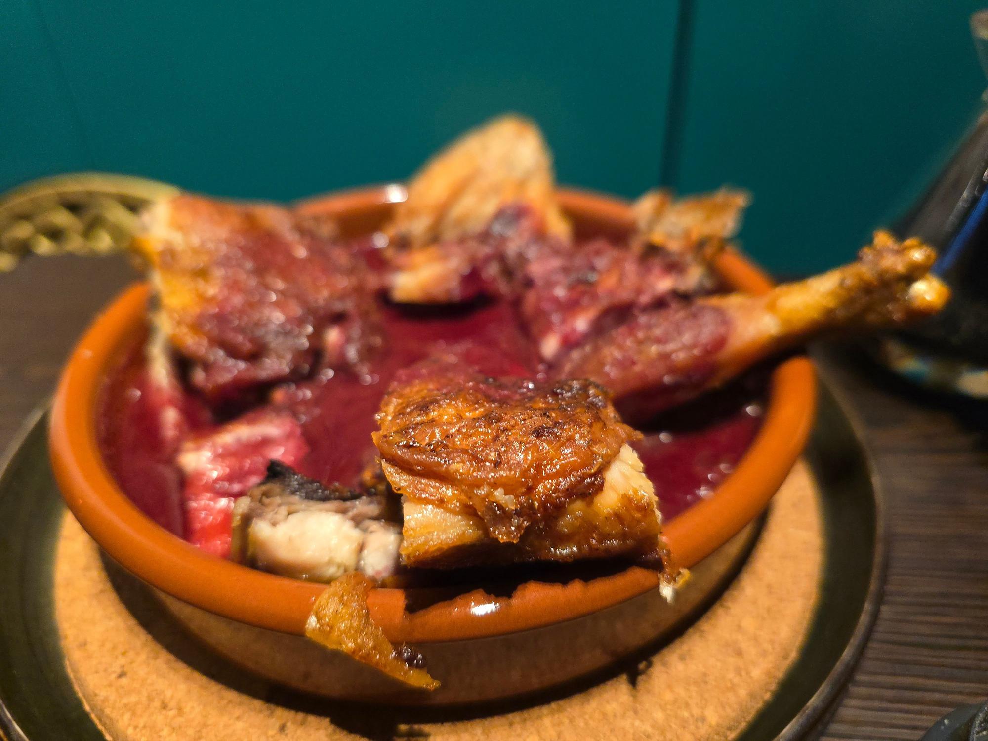 Hähnchen in Tongefäß