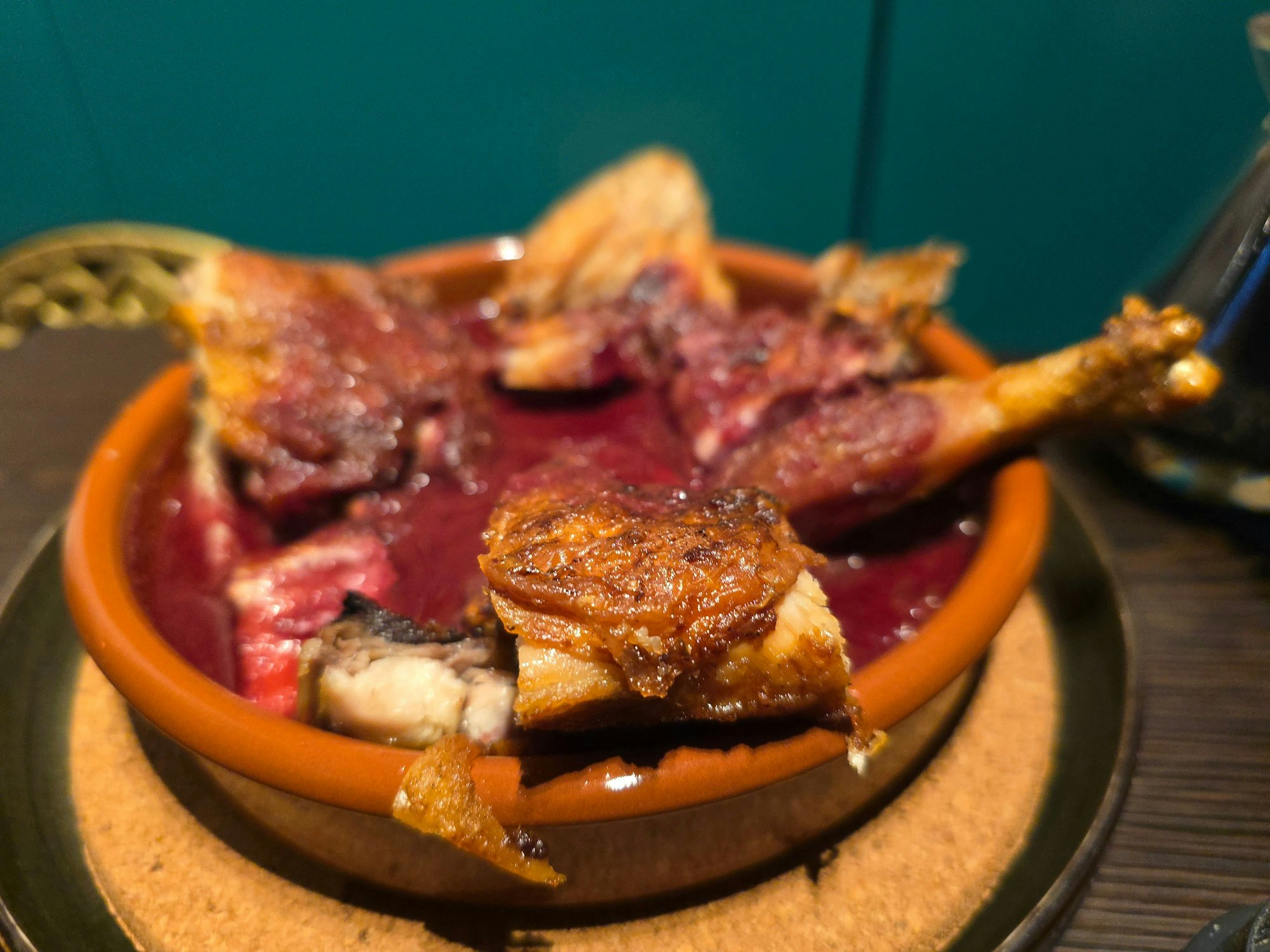 Hähnchen in Tongefäß