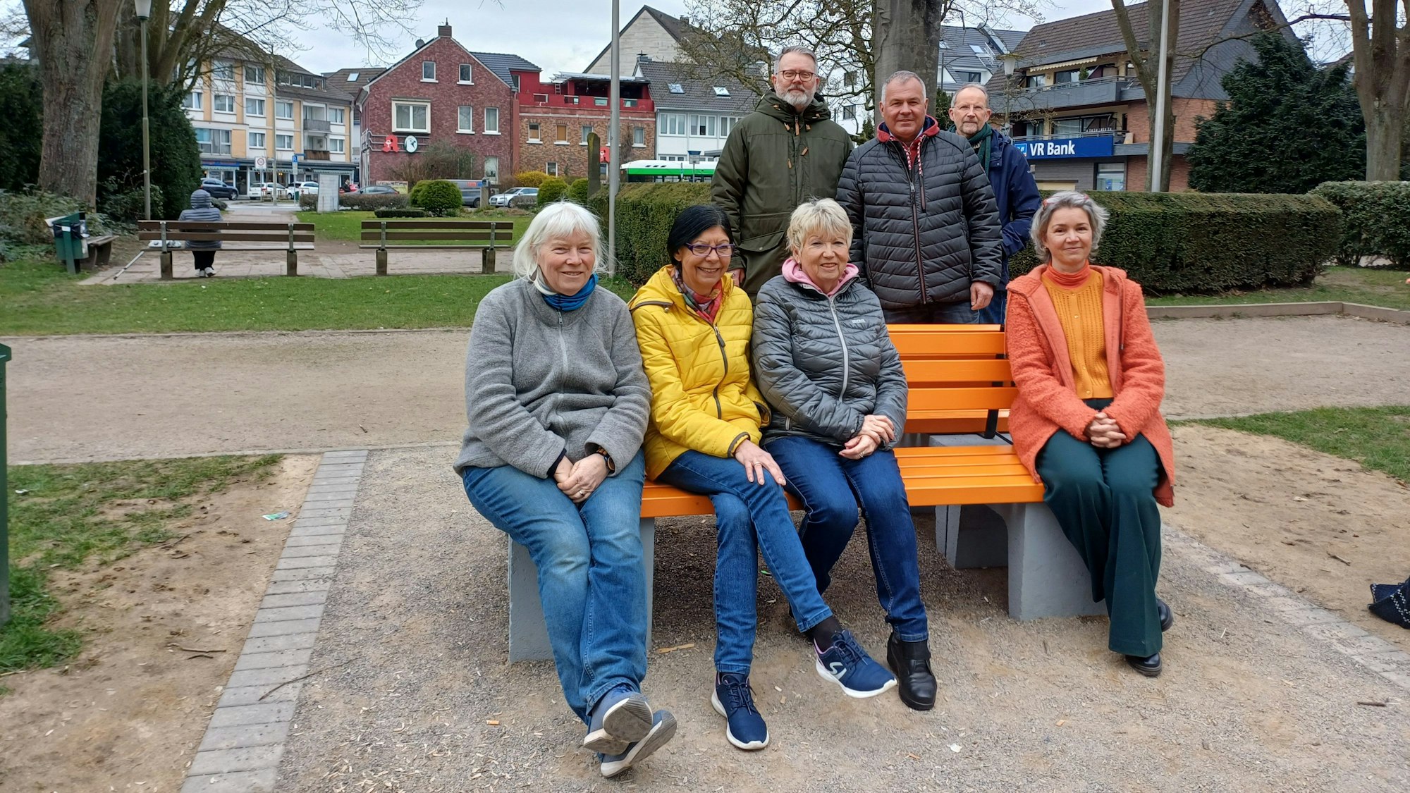 Nadja Kischka-Wellhäußer (l.) und die Leichlinger Ratsfrauen setzten sich für die Orange Bank im Stadtpark ein. Bürgermeister Steffes und die Ratsherren begrüßten das Projekt.