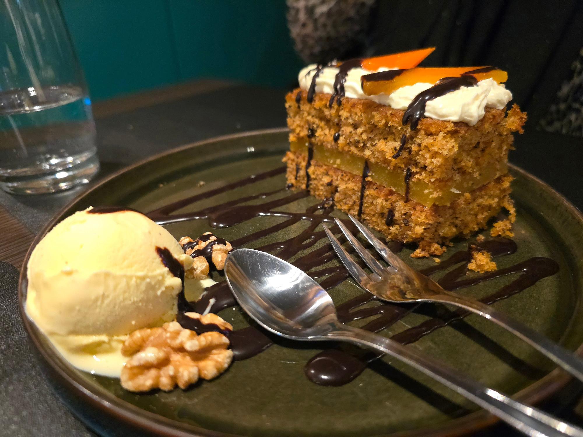 Karottenkuchen mit Vanilleeis