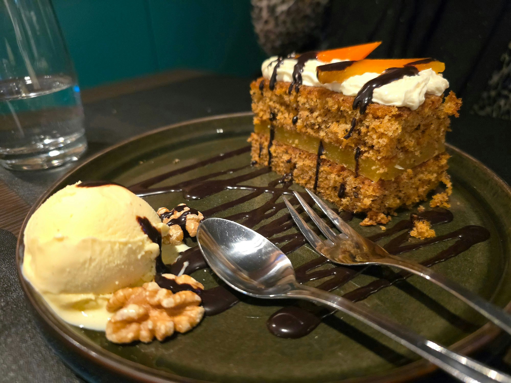 Karottenkuchen mit Vanilleeis