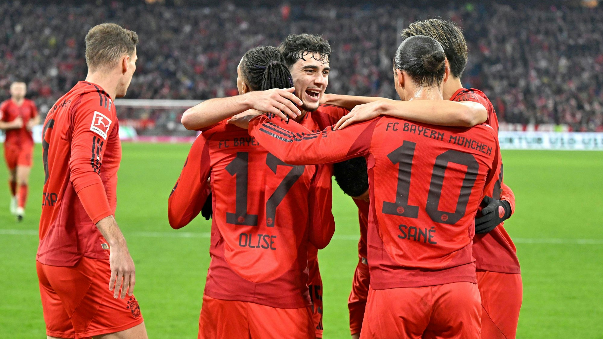 Wird seiner Mannschaft noch länger fehlen: Aleksandar Pavlovic vom FC Bayern München ist an Pfeifferschem Drüsenfieber erkrankt.