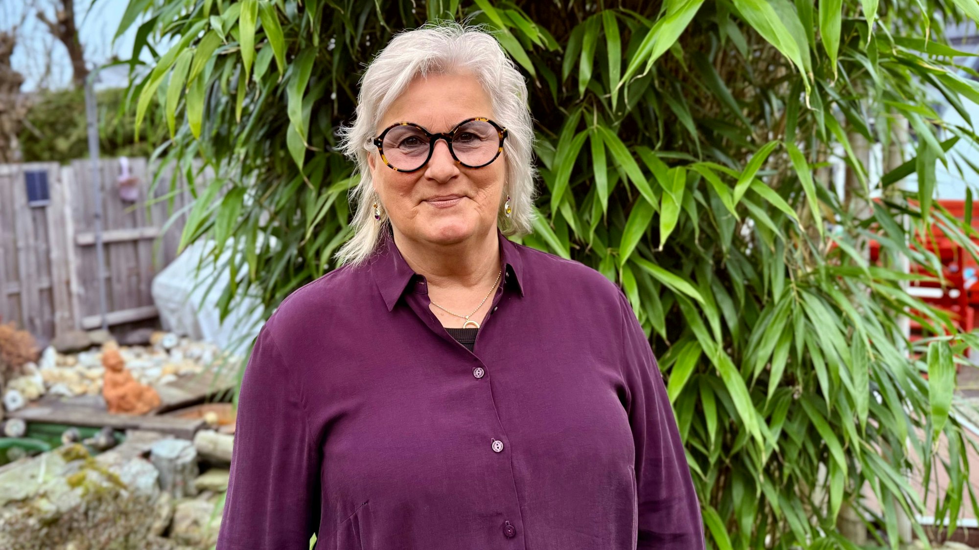 Michaela Adami-Eberlein vor einem Bambusbaum.