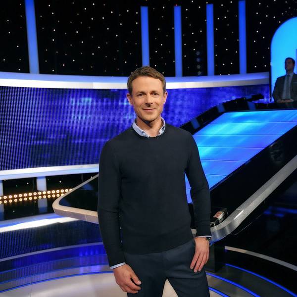Moderator Alexander Bommes steht in der Studiokulisse von «Gefragt - Gejagt» (undatiert).