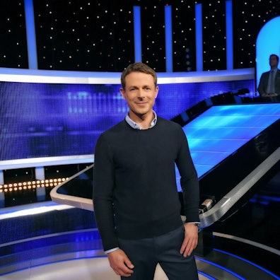 Moderator Alexander Bommes steht in der Studiokulisse von «Gefragt - Gejagt» (undatiert).