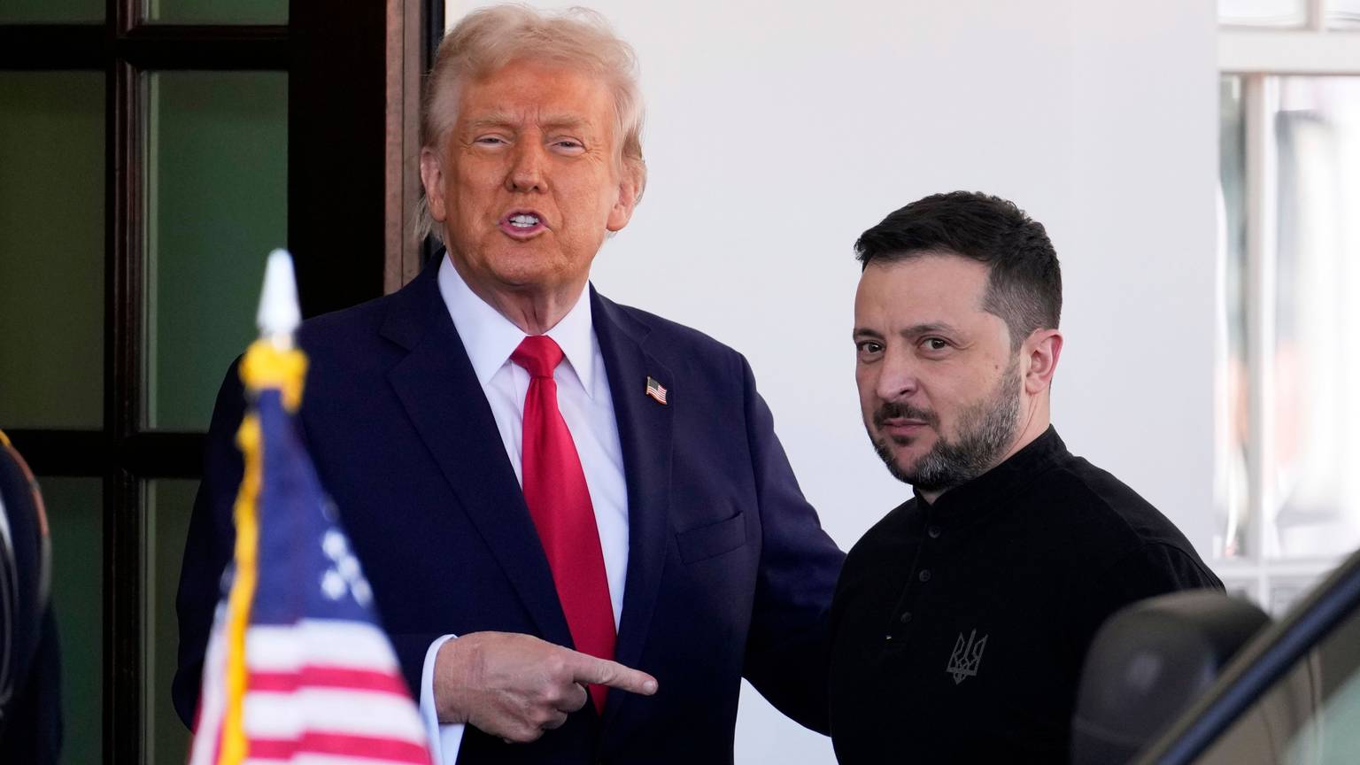 Ein kurz vor dem Eklat im Weißen Haus aufgenommenes Bild von US-Präsident Donald Trump (l) und dem ukrainischen Präsidenten Wolodymyr Selenskyj