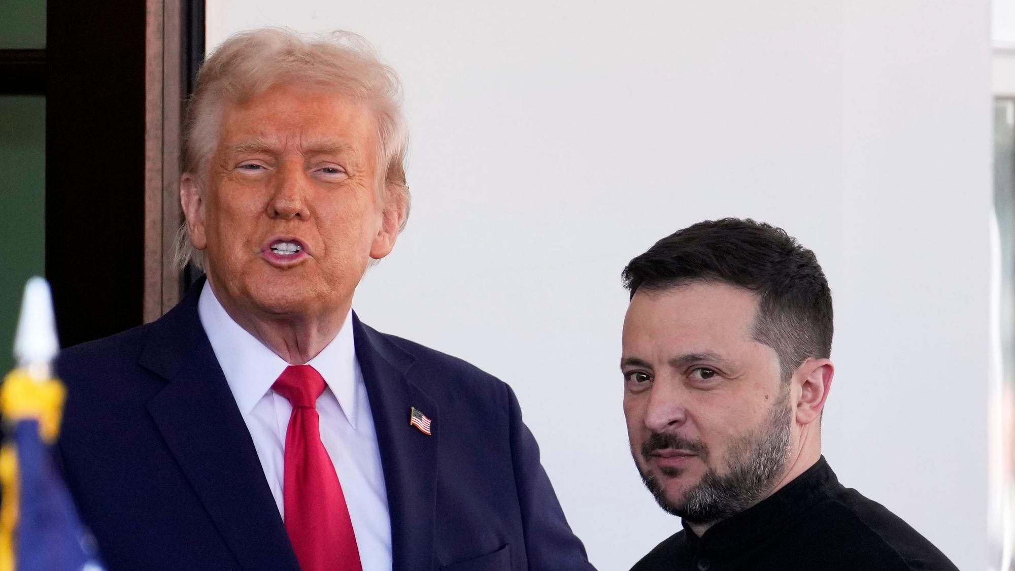 Ein kurz vor dem Eklat im Weißen Haus aufgenommenes Bild von US-Präsident Donald Trump (l) und dem ukrainischen Präsidenten Wolodymyr Selenskyj