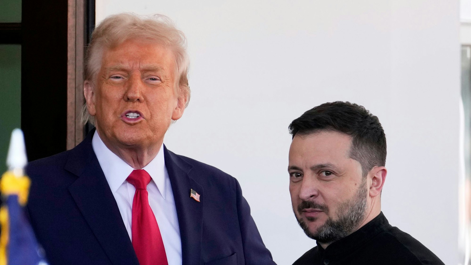 Ein kurz vor dem Eklat im Weißen Haus aufgenommenes Bild von US-Präsident Donald Trump (l) und dem ukrainischen Präsidenten Wolodymyr Selenskyj