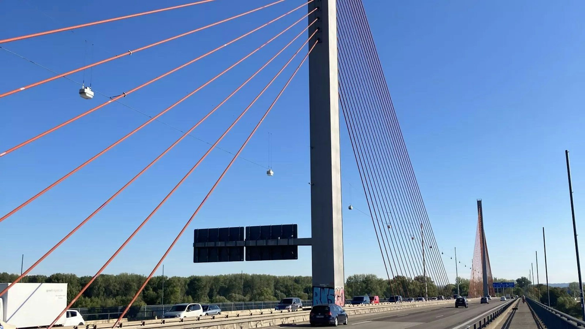 Das Besondere der Bonner Nordbrücke ist demnach das sogenannte Vielseitigkeitsprinzip: Jeder der beiden Brückenpylone wird durch 40 knallrote Schrägseile mit der Fahrbahnplatte verbunden. (Archivfoto)