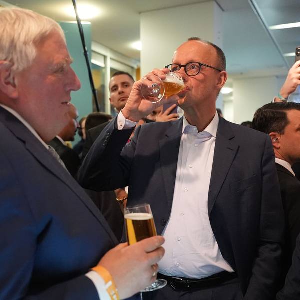 23.02.2025, Berlin: Friedrich Merz (CDU), Parteivorsitzender und Kanzlerkandidat, trinkt neben Karl-Josef Laumann (CDU), Minister für Arbeit, Gesundheit und Soziales des Landes Nordrhein-Westfalen, im Konrad-Adenauer-Haus ein Bier. Am Sonntag fand die vorgezogene Wahl zum 21. Deutschen Bundestag statt. Foto: Marcus Brandt/dpa +++ dpa-Bildfunk +++
