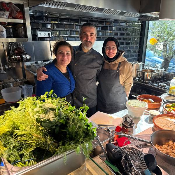 Gruppenfoto der Inhaber in der Küche ihres neuen türkischen Restaurants.