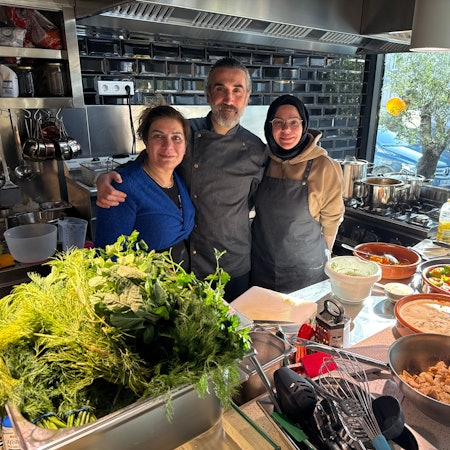 Gruppenfoto der Inhaber in der Küche ihres neuen türkischen Restaurants.