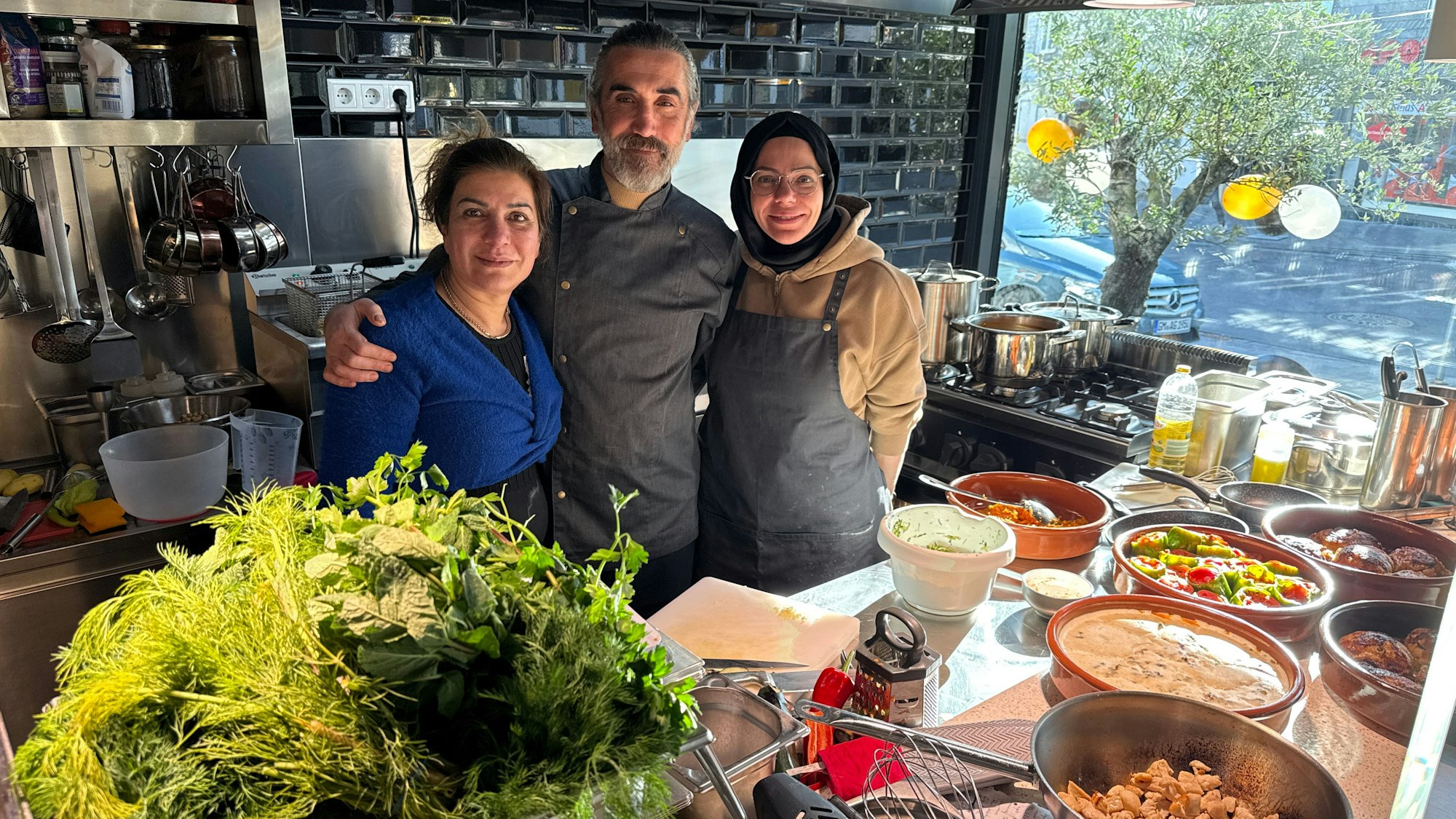 Gruppenfoto der Inhaber in der Küche ihres neuen türkischen Restaurants.