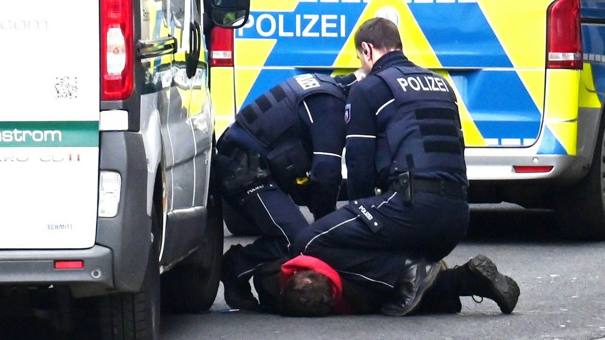 Der Verdächtige konnte von zwei Polizisten überwältigt und fixiert werden.