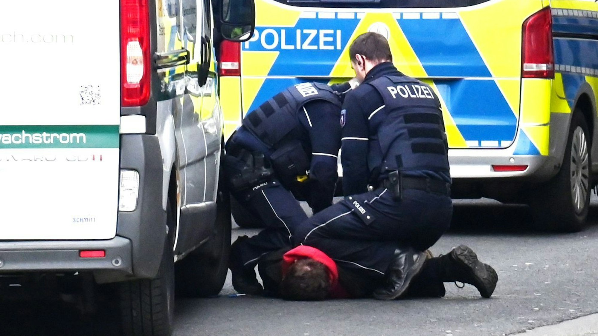 Der Verdächtige konnte von zwei Polizisten überwältigt und fixiert werden.