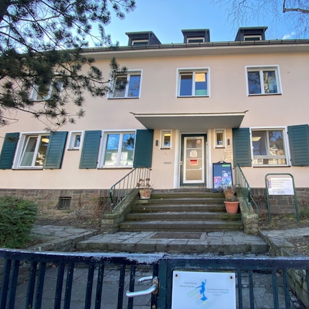 Zu sehen ist das Gebäude der Kita.