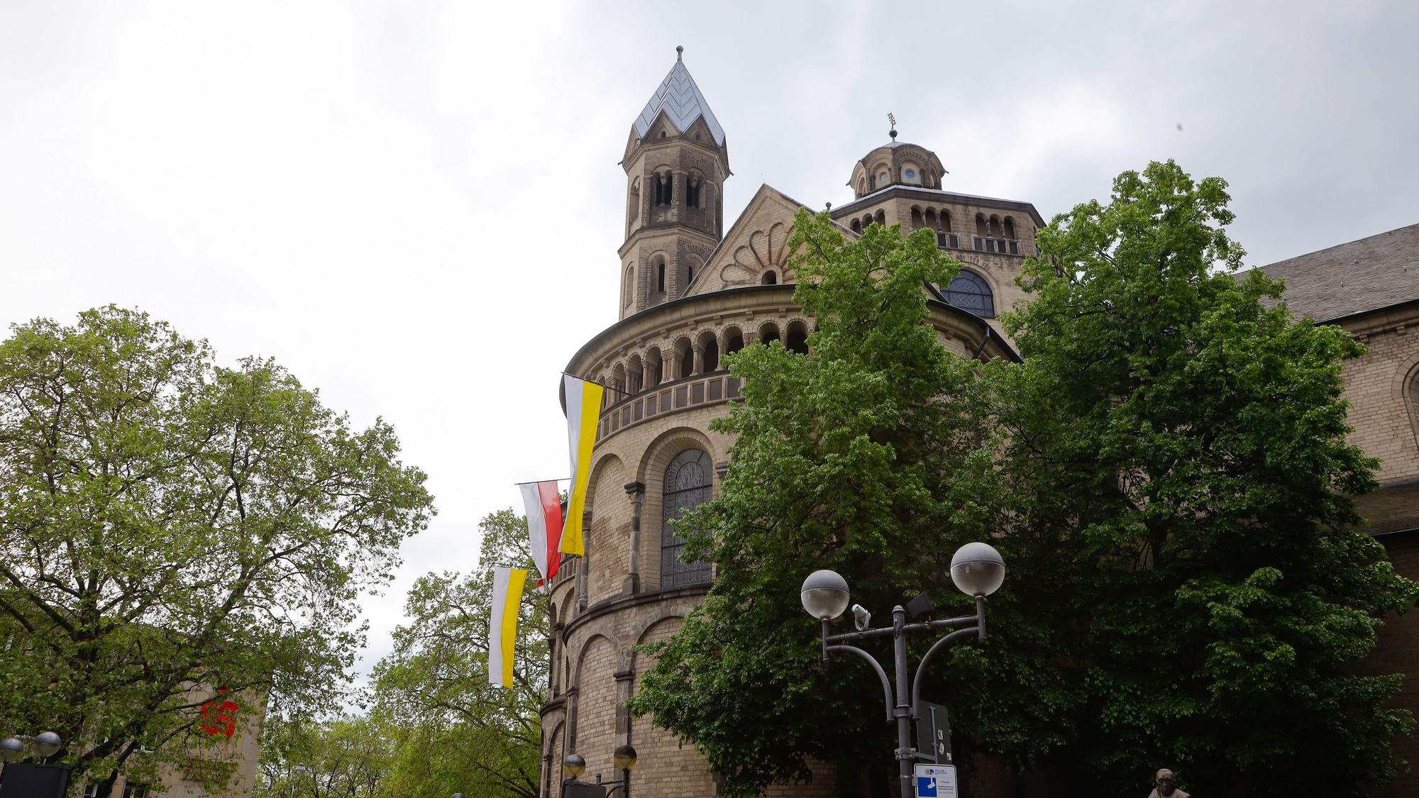 St. Aposteln wartet mit einer Klanginstallation aus Orgeltönen und der Ausstellung des dreiteiligen Gemäldes „Notre Dame“ auf,
