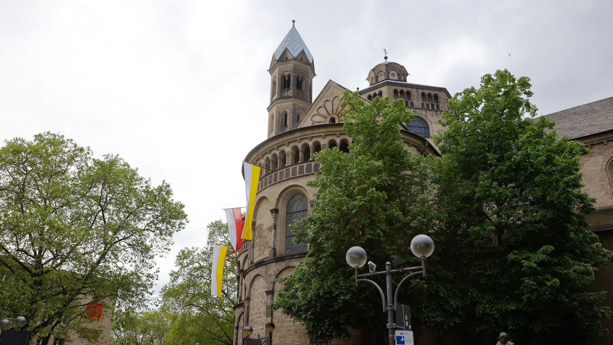 St. Aposteln wartet mit einer Klanginstallation aus Orgeltönen und der Ausstellung des dreiteiligen Gemäldes „Notre Dame“ auf,