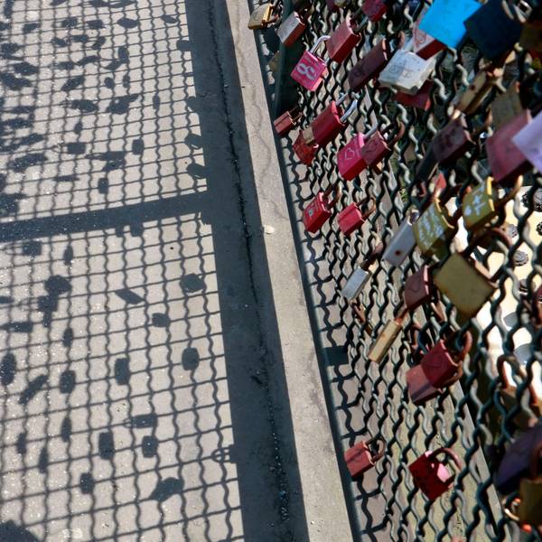 Der Schatten der Liebesschlösser auf dem Boden der Hohenzollernbrücke.