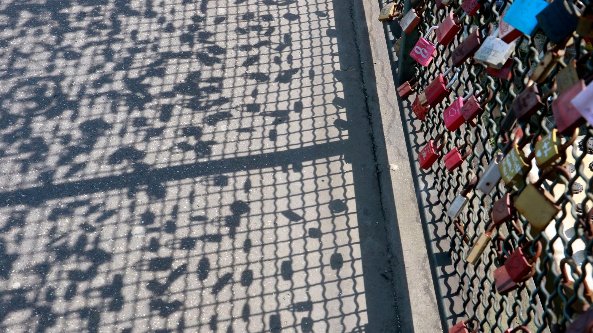 Der Schatten der Liebesschlösser auf dem Boden der Hohenzollernbrücke.