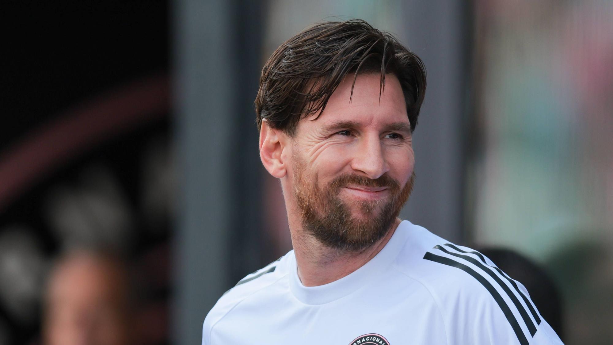 Lionel Messi hat einen geheimen Zettel im Schienbeinschoner.