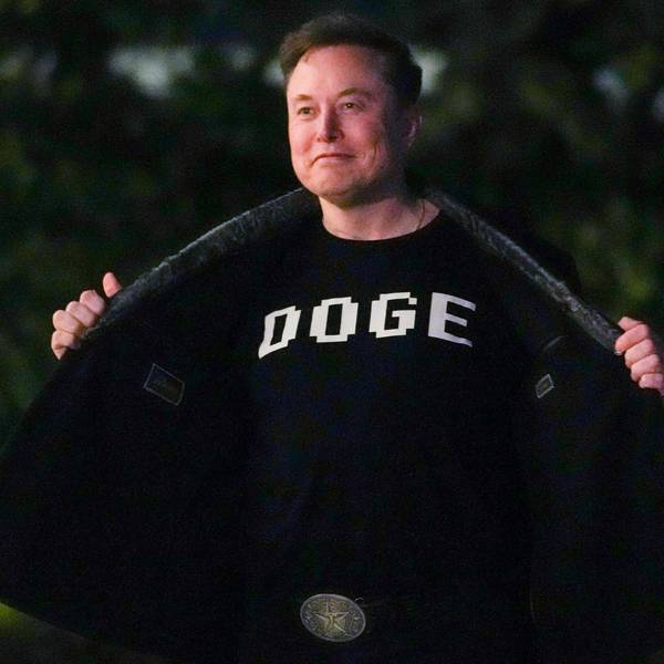 Das Foto zeigt Elon Musk in einem T-Shirt mit dem Namen der von ihm geleiteten Behörde Doge.