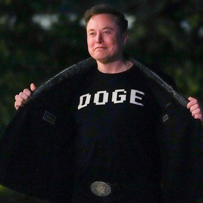 Das Foto zeigt Elon Musk in einem T-Shirt mit dem Namen der von ihm geleiteten Behörde Doge.