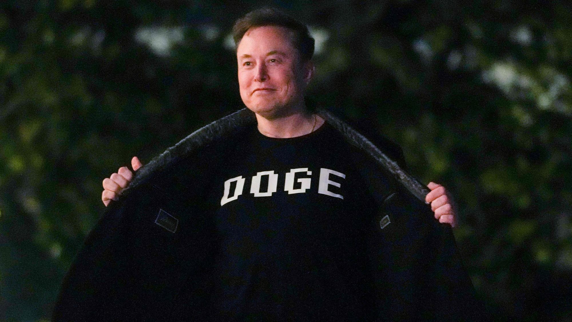 Das Foto zeigt Elon Musk in einem T-Shirt mit dem Namen der von ihm geleiteten Behörde Doge.