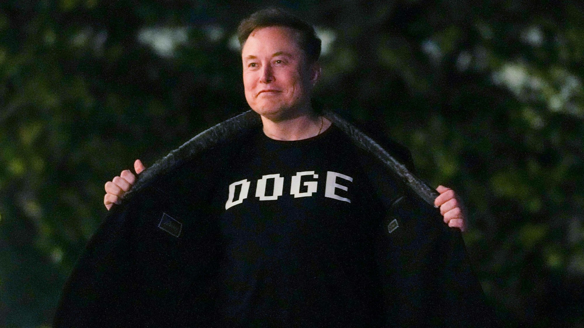 Das Foto zeigt Elon Musk in einem T-Shirt mit dem Namen der von ihm geleiteten Behörde Doge.