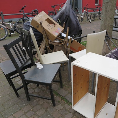 Das Bild zeigt einen Müllberg am Straßenrand der Elsaßstraße.