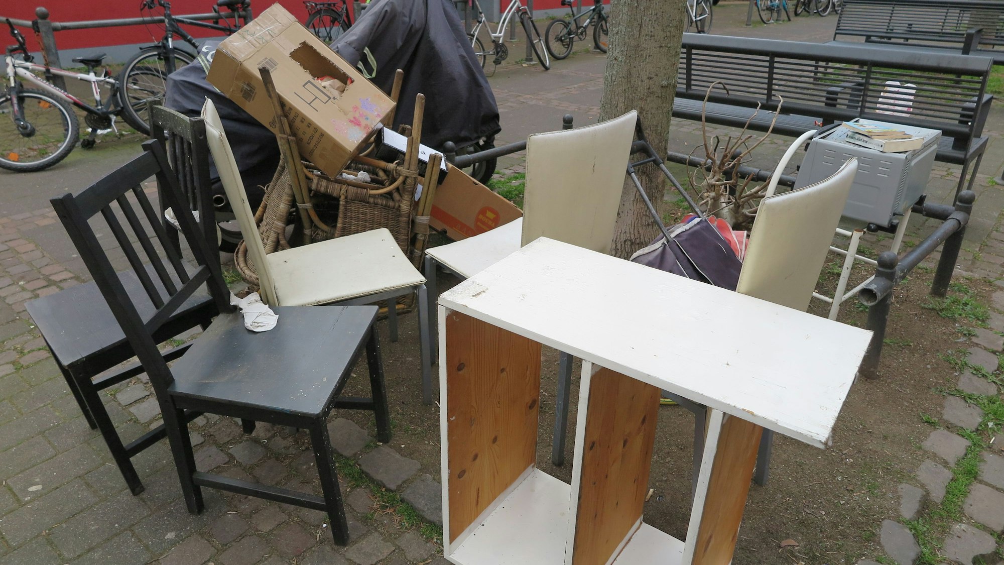 Das Bild zeigt einen Müllberg am Straßenrand der Elsaßstraße.