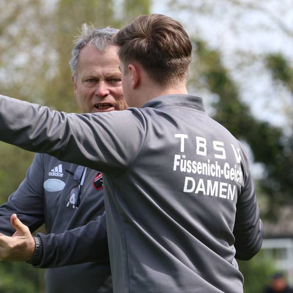 Tauschten sich gestikulierend aus: Trainer Axel Sendscheid und sein junger Co-Moritz Barber (r.)