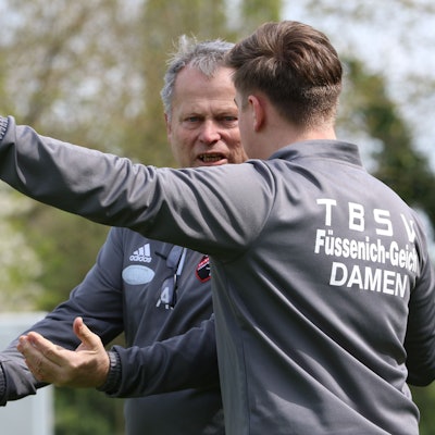Tauschten sich gestikulierend aus: Trainer Axel Sendscheid und sein junger Co-Moritz Barber (r.)