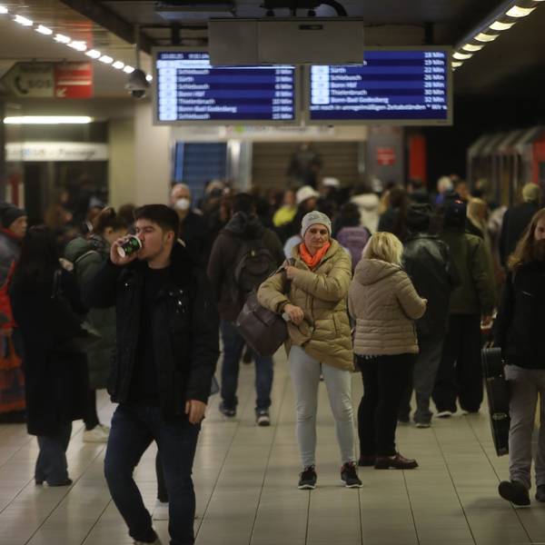 13.03.2025, Köln: Fahrgastbilanz KVB 2025. Fahrgäste an der U-Bahn Haltestelle Meu,arkt. Foto: Arton Krasniqi