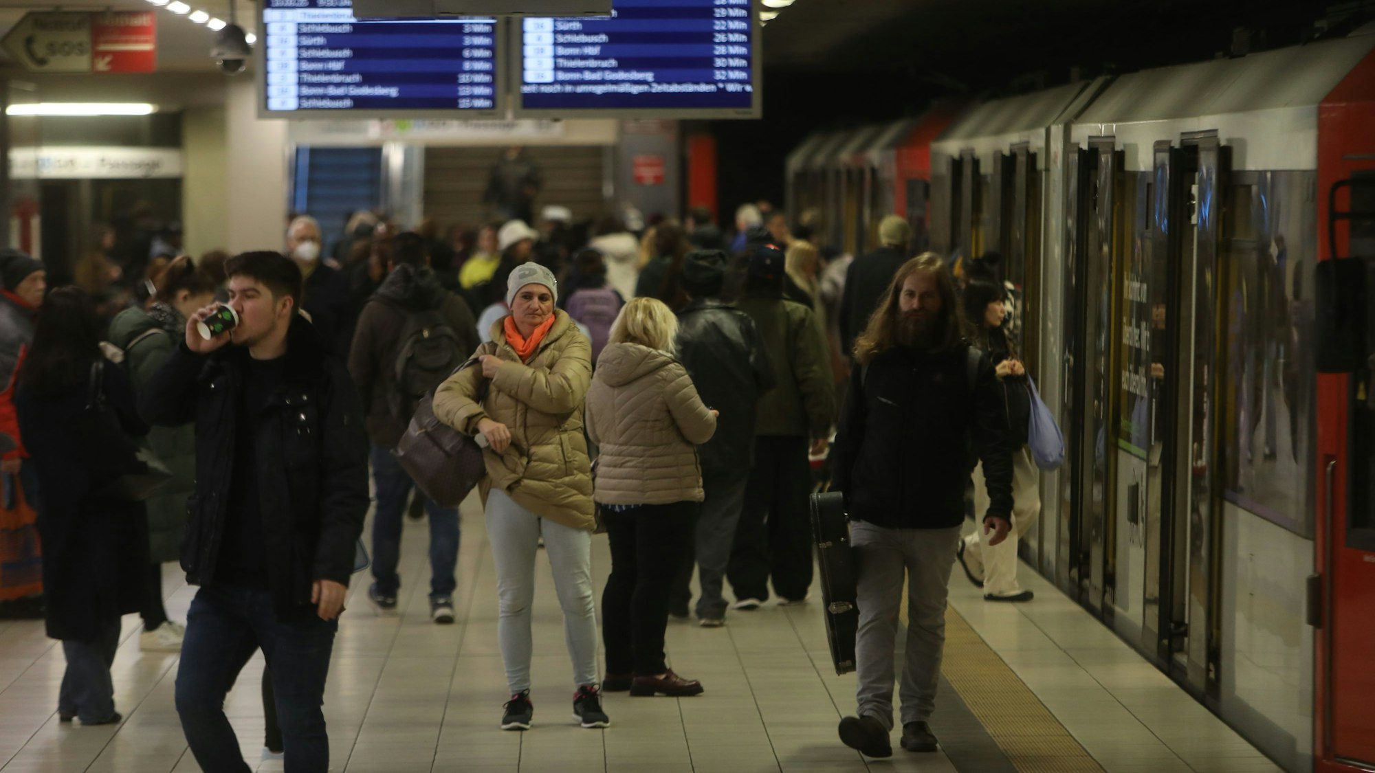 13.03.2025, Köln: Fahrgastbilanz KVB 2025. Fahrgäste an der U-Bahn Haltestelle Meu,arkt. Foto: Arton Krasniqi