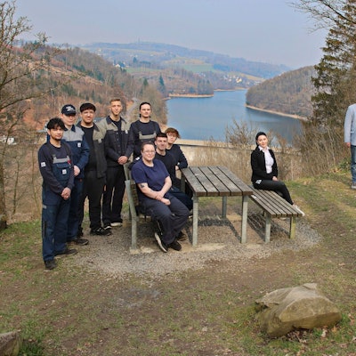 Das Metallherz ist zwei Meter breit und hoch. Auszubildende haben es im Rahmen eines Projekts erstellt.