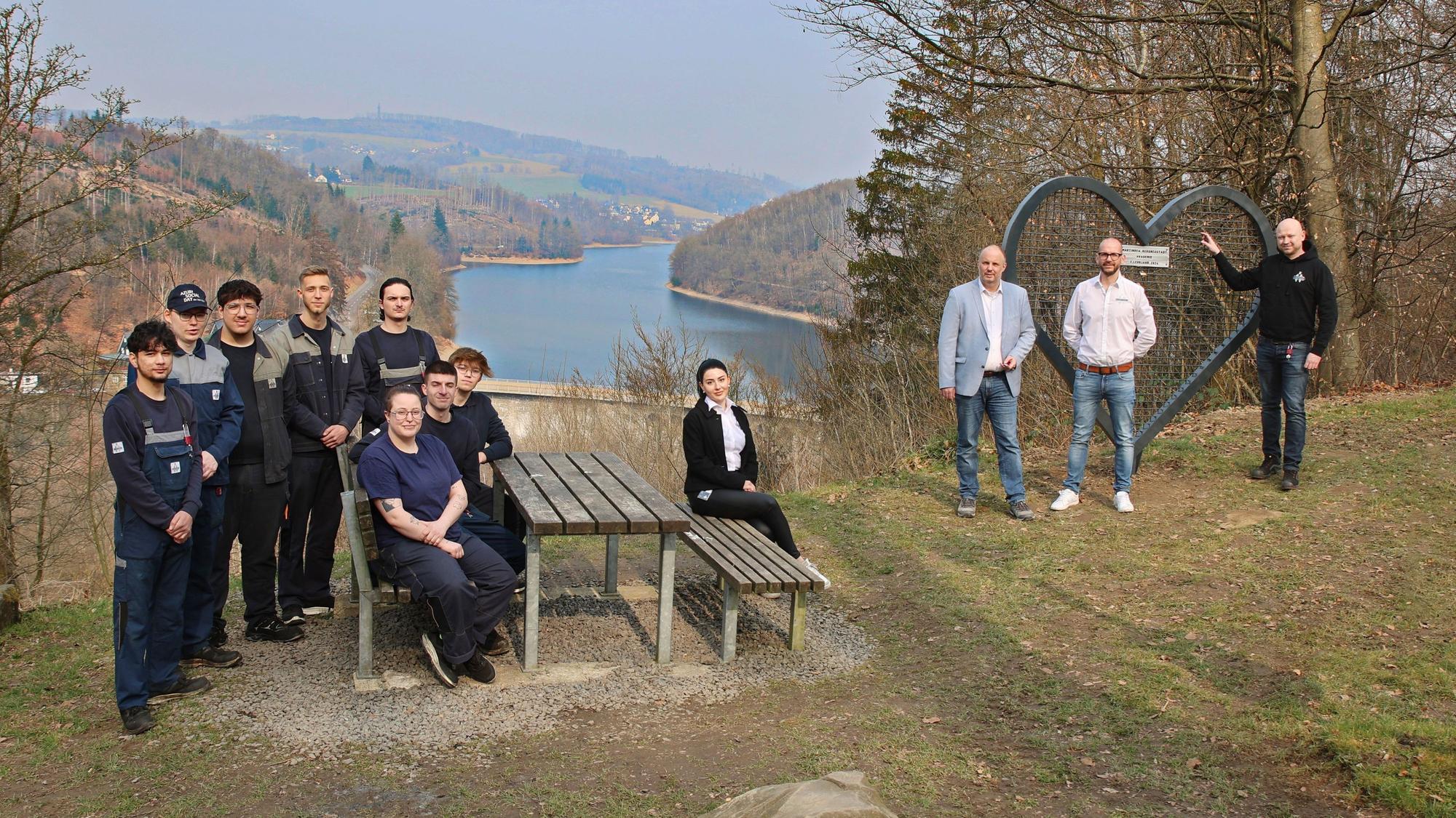 Das Metallherz ist zwei Meter breit und hoch. Auszubildende haben es im Rahmen eines Projekts erstellt.